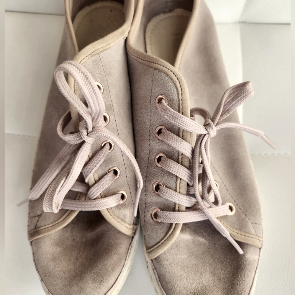 Dust pink converse style shoes w rose lace rings. Size 9